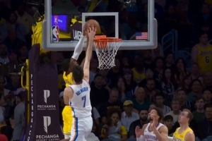 很强硬！肯纳德送抛传 八村塁空接隔扣切特打进还要加罚