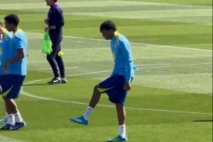 记者：巴萨今日训练课氛围轻松，项目是与队友搭档确保网球不落地