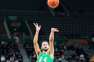 沈阳日报：力克福建男篮拿下两连胜 辽篮新阵磨合渐入佳境