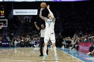 对飚！拉梅洛·鲍尔上半场14中8砍下23分 杰伦·布朗14中6砍18分