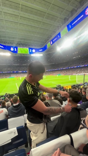 科贝：皇马vs拜仁赛中一网红在伯纳乌看台理发，引发皇马球迷不满