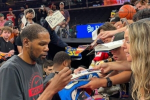 曾爱过！杜兰特重回菲尼克斯 为一众太阳球迷耐心签名