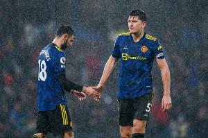 平易近人！邮报：马奎尔、B费和主帅卡里克花1小时为球迷签名合影