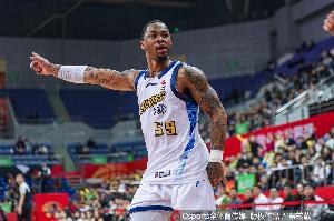 攻城拔寨！雷琼·塔克半场10中6砍27分7板6助 得分超全队一半