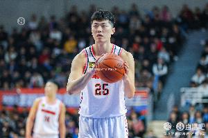 广东队记：张皓嘉左膝不适将缺席今晚比赛 目前判断为膝盖发炎