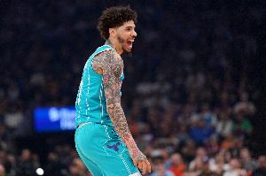 就是砍分！拉梅洛·鲍尔首节9中5轰下13分 黄蜂领先绿军11分