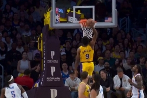 几分像他爹？布朗尼反击中路直线突破 上演单臂飞扣