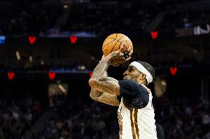 差距挺大！莱昂斯首发5中1拿2分5板 小佩顿替补7中5贡献12分4板