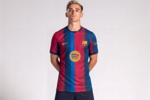 巴萨新赛季主场球衣曝光，设计致敬翻新后的诺坎普球场