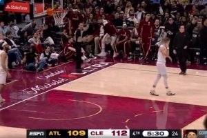 要逆转了？哈登失误&丹尼尔斯抢断反击扣篮 老鹰17-2追到仅差3分