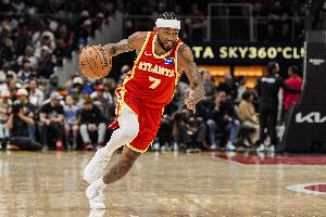 外线有谱！亚历山大-沃克半场8中4贡献11分 三分5中3