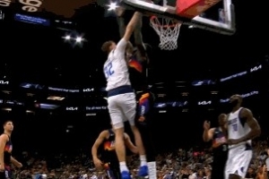 遮天蔽日！弗拉格试图隔扣大学队友马卢阿奇 被直接大帽摁下