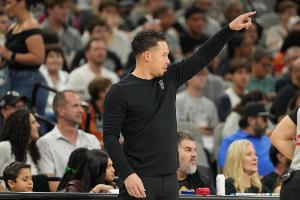 马刺61胜已经追平队史第4好常规赛战绩 队史纪录67胜15负