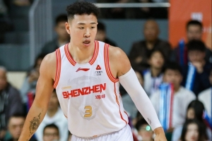 美中不足是外线不开！贺希宁11中5拿11分7板6助5断 但三分5中0