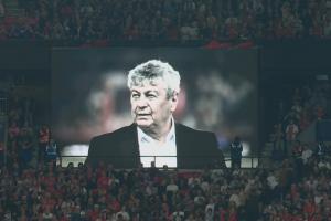 悼念名帅，巴黎vs利物浦赛前为病逝的卢切斯库默哀