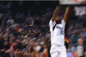 展现天赋！巴格利晃开防守杀入内线双手暴扣 同时造成犯规