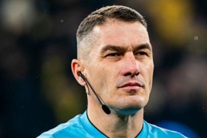 世体:门将摆球并用脚踢出后比赛即恢复,球员再用手触球属于犯规