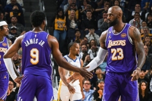 挺会安排！湖人发布赢球海报：封面为詹姆斯和布朗尼父子击掌瞬间