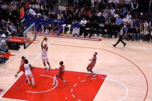 行云流水！小史密斯反击接伊森妙传扣篮打停76人 分差15分