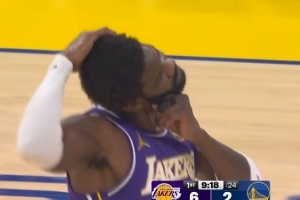 闯进矮人国！艾顿起飞送大帽 随后舒展下自己脖颈