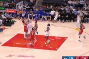 这变态的身体素质！阿门直杀篮下暴起隔扣没成功 空中停顿数秒