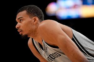 差1场获评奖资格！名记：文班有望明日打独行侠复出 球员希望上场