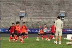 苏媒：陈婉婷带领苏州队今日在扬州进行适应训练，17岁寇程加练