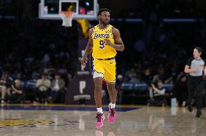 得更坚决一些！布朗尼半场10分钟 2中2拿到4分1板2助1断 有2失误