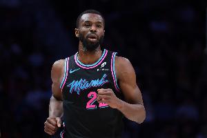 饱受犯规困扰！维金斯半场3次犯规 1中0没得分有1助攻