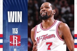 豪取8连胜！火箭发布赢球海报：杜兰特微笑瞬间登上封面