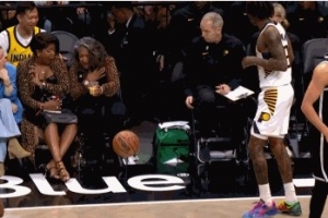 插曲真多！贾雷斯·沃克传球直接到界外 精准砸飞场边观众手机