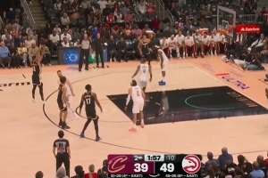 连珠炮！老鹰外线开火连中3记三分 一举获得两位数优势