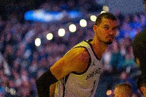 DPOY+一阵一防稳了！文班亚马本场出战达20分钟 确保评奖资格！