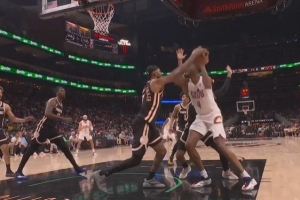 寸土不让!沃克切球被吹犯规 老鹰挑战再成功取消犯规还拿到球权