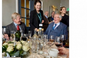 两位传奇！达格利什社媒晒与弗格森合照