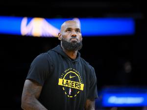 詹姆斯本月25分10助攻场次联盟第一 过去三场其助攻数联盟第一