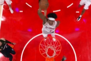 不跟你讲道理！阿门反击顶开迪文岑佐 噌的一下起飞单臂劈扣！