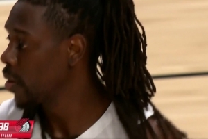 老辣!朱·霍勒迪假动作点飞防守 中投打进还要加罚