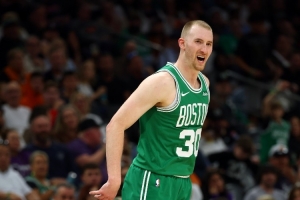 三分神射手！豪泽三节时间三分12中8射落全队最高24分 另有6板4助