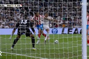 是点球吗?姆巴佩禁区内脸部被打到倒地,裁判没表示