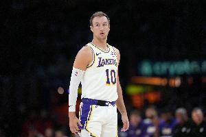 雷迪克:肯纳德手指过度伸展有些肿胀 今天赛前决定是否出战