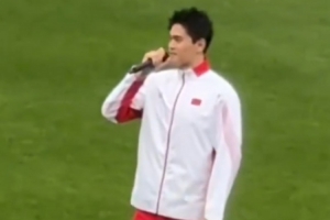 孙杨现身杭州，为吴越杯杭州主场比赛开球