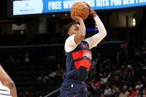 外线很准！卡林顿15中11砍30分平个人赛季最高 三分7中6