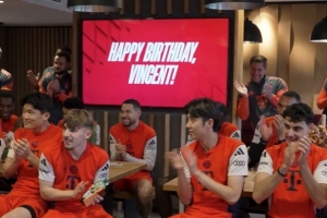 孔帕尼迎40岁生日！其父母、拜仁高层、众将士为其唱生日歌祝福