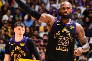 再下一城！湖人官方晒赢球海报：詹姆斯、拉拉维亚登上封面