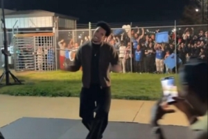 社交恐怖分子!雷霆全队回俄城受球迷惯例欢迎 麦凯恩激情热舞