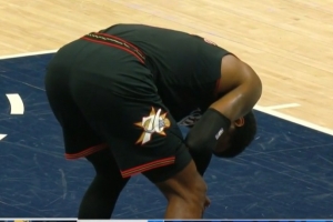 有点难受！伊桑·汤普森突破被切球 连续扫到乔治脸部两下