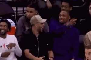 与场下威少隔空庆祝！德文·卡特弧顶超难三分再中 29分生涯新高