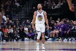 开场手感不错！库里&波尔津吉斯相继命中三分球