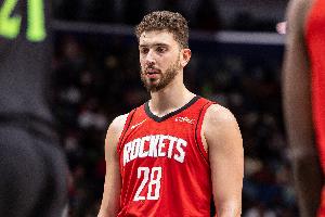 受困犯规只打了29分钟！申京全场13中10 高效空砍22+6+8